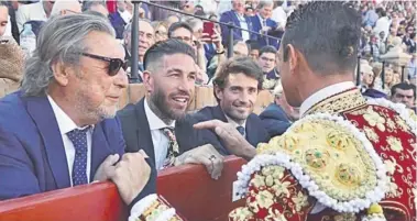  ?? JOSÉ ÁNGEL GARCÍA ?? SERGIO RAMOS EN LOS TOROS. Junto a su padre José María y el torero Alfonso Cadaval, Sergio Ramos presenció la corrida de Juan Pedro Domecq
que lidiaron Morante de La Puebla, José María Manzanares y Pablo Aguado. Y negó que piense en torear por ahora: “Estoy centrado en el fútbol”.