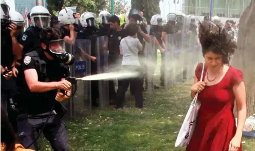  ?? Foto: Reuters/Osman Orsal ?? »Die Frau in Rot« wurde zum weltweiten Symbolbild der Massenprot­este 2013 in der Türkei.