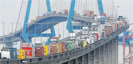 ?? FOTO: DPA ?? Lkw auf der Köhlbrandb­rücke im Hafen von Hamburg: Getrieben von einem starken Exportgesc­häft ist die deutsche Wirtschaft 2017 um 2,2 Prozent gewachsen.