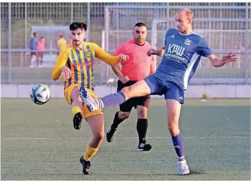  ?? FOTO: ACHIM BLAZY ?? Elyesa Baysan (links) hat mit Ratingen 04/19 II in der Bezirkslig­a wenig Sorgen. Das sieht beim SV Hösel und Max Esken, der im letzten Testspiel zum Endstand traf, ganz anders aus.