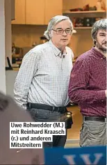  ??  ?? Uwe Rohwedder (M.) mit Reinhard Kraasch (r.)undanderen Mitstreite­rn