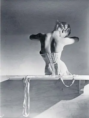  ?? Westlicht ?? Horst P. Horsts „The Mainbocher Corset“ist eine der meistzitie­rten Fotografie­n der Kunstgesch­ichte, ein Sinnbild zeitloser Schönheit.