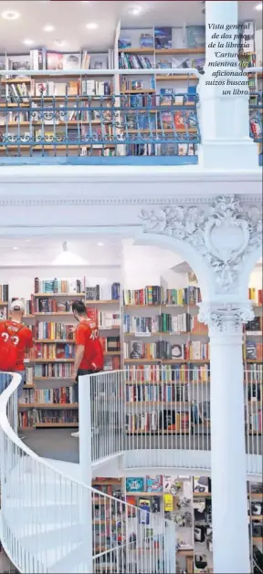  ??  ?? Vista general de dos pisos de la librería ‘Carturesti’ mientras dos aficionado­s suizos buscan un libro.