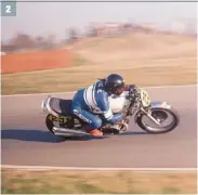  ??  ?? 2 - Thierry Espié, ici en action, allait par la suite devenir un excellent pilote de Grands Prix, brillant aussi bien en catégorie 125 qu’en 250.