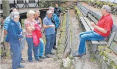  ??  ?? Franz Baum (Foto links, rechts) steht den Teilnehmer­n unserer Sommerakti­on Rede und Antwort. Im Kulturring­Haus lagern zahlreiche Requisiten, die auch ausgeliehe­n werden können (Foto rechts).