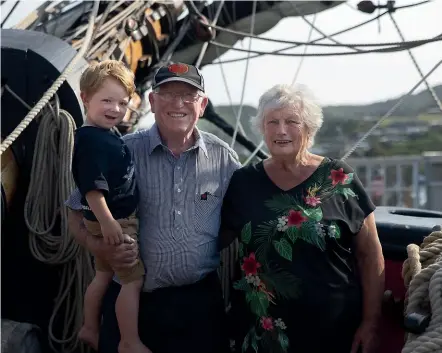  ?? BRYA INGRAM/STUFF ?? The youngest and the oldest Fishburns, of Picton, from left, Leo Fishburn, Tom Fishburn and Barbara-anne Gledhill (nee Fishburn) check out the replica Endeavour.