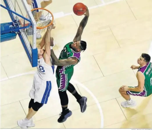  ?? FOTOS: UNICAJA B. FOTOPRESS ?? Mathias Lessort intenta hacer un mate.