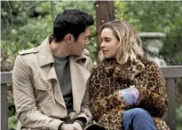  ??  ?? UNA STORIA D’AMORE
Emilia Clarke e Henry Golding nel film Last Christmas. Si incontrano in un grande magazzino dove lei fa l’elfo.