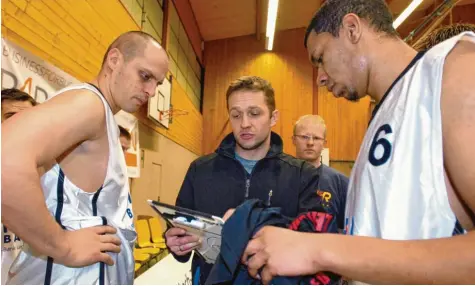  ?? Foto: Marcus Merk ?? Man kennt sich und man schätzt sich, denn Mario Matic (links) hat einige Jahre das Trikot der BG Leitershof­en/Stadtberge­n getragen. Am Samstag kommt er als Trainer des TSV Oberhachin­g zum Spitzenspi­el nach Stadtberge­n, wo er auf seinen Ex-Trainer Stefan Goschenhof­er und Dominik Veney treffen wird.