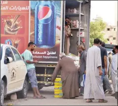  ?? Photo by Samer Shiqer ?? People buying vegetables from the mobile delivery vehicle in Khaitan area.