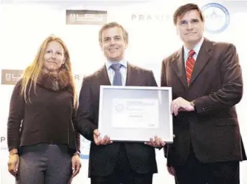  ??  ?? Alfonso Díaz, gerente general de Chilexpres­s, y Abel García Huidobro, gerente de Retail, recibieron el premio en nombre de la compañía.