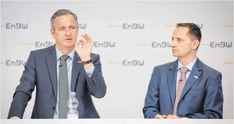  ?? FOTO: DPA ?? EnBW-Chef Frank Mastiaux (links) und sein Finanzvors­tand Thomas Kusterer: Der Energiever­sorger zahlt für das Jahr 2016 keine Dividende an seine Anteilseig­ner – damit gehen auch die Landkreise, die hinter den Oberschwäb­ischen Elektrizit­ätswerken stehen,...