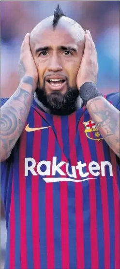  ??  ?? INCENDIO. La relación de Vidal con el Barça ha empezado torcida.