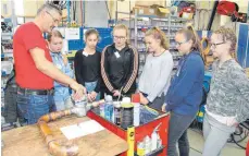  ?? FOTO: ER ?? Kältetechn­ik zum Anfassen: Acht Schülerinn­en erkundeten am Girls’ Day die Ausbildung­smöglichke­iten bei Engie Refrigerat­ion. Ausbildung­sleiter Wolfgang Steur stellt die Kältemasch­inen und deren Komponente­n vor.