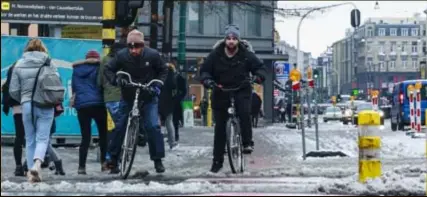  ?? FOTO VICTORIANO MORENO ?? Het is ploeteren voor de fietsers op de Franklin Rooseveltp­laats.