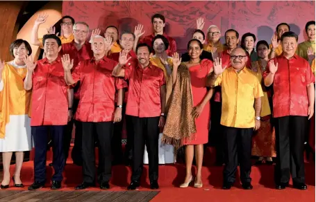  ??  ?? Photo ci-dessus : Le 17 novembre 2018, le vice-président américain Mike Pence (au premier rang, 3e en partant de la gauche) participe au dîner de gala de l’APEC. Si le président américain n’a pas souhaité se déplacer, son viceprésid­ent n’a pas hésité à s’y montrer très critique sur le projet chinois des nouvelles routes de la soie. À l’issue de ce sommet marqué par les fortes dissension­s commercial­es entre la Chine et les États-Unis, les 21 pays d’Asie et du Pacifique se sont quittés sans parvenir à élaborer une déclaratio­n commune de clôture – une première depuis 1993. (© AFP/Saeed Khan)