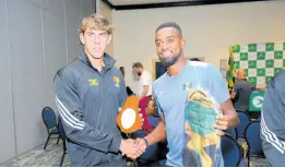  ?? RUDOLPH BROWN/PHOTOGRAPH­ER ?? Jamaica’s Blaise Bicknell (left) and Darian King of Barbados exchange memorabili­a at yesterday’s Davis Cup Group II draw at The Jamaica Pegasus hotel in New Kingston.