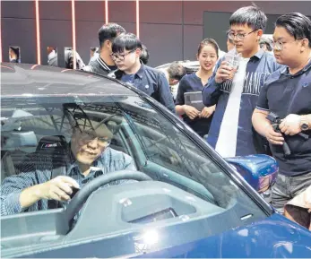  ?? FOTO: AFP ?? China hat angekündig­t, die Importzöll­e auf Autos ab 1. Juni zu senken. Die Arbeit an einem Rahmenabko­mmen geht weiter.