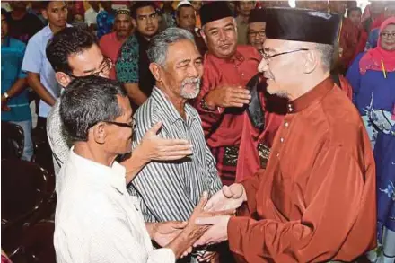  ?? PIC BY L. MANIMARAN ?? Umno vice-president Datuk Seri Hishammudd­in Hussein greeting people at the Umno Lenggong division delegates’ meeting yesterday.