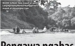  ??  ?? MUDIK SUNGAI: Bala mayuh ari purih Lang Ngindang Menaul Nyanggai baru mupuk ari penyangkai Lijan.