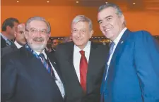  ??  ?? El ministro Luis María Aguilar, el presidente electo, Andrés Manuel López Obrador, y Francisco Cervantes, presidente de la Concamin, en cena privada.