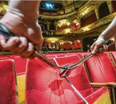  ?? Foto: Jens Kalaene, dpa ?? Im Berliner Ensemble werden Zuschauerp­lätze gesperrt, damit die Zuschauer den passenden Abstand halten können.