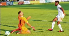  ??  ?? In dieser Szene ließ der junge Rainer d’Almeida dem Sonthofene­r Keeper Lucas Bund schuh keine Chance und sorgte für das vorentsche­idende 3:0.