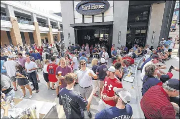  ?? CURTIS COMPTON / CCOMPTON@AJC.COM ?? Braves fans fill the Yard House before attending the home opener at SunTrust Park on Friday.