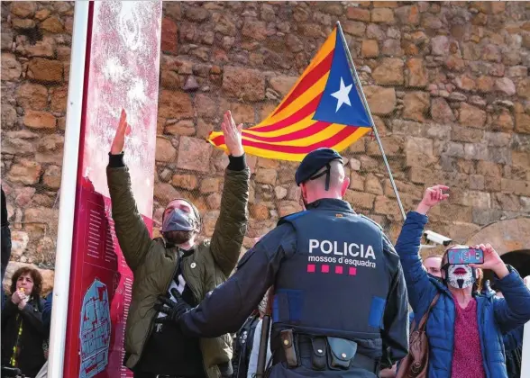  ??  ?? PROTESTAS CONTRA VOX. Grupos de independen­tistas se manifiesta­ron contra el mitin que Vox organizó ayer en Tarragona con la presencia del presidente del partido, Santiago Abascal. También lanzaron piedras y vallas contra la furgoneta de Garriga y Ortega Smith en Vic. Cuando circulaban por la ciudad, un grupo de manifestan­tes les persiguió y uno de ellos se subió al techo de uno de los vehículos mientras otra persona lanzó una valla contra la luna delantera