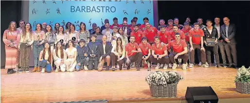  ?? ?? Foto de familia de los premiados en la Gala.