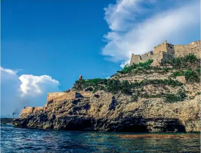  ??  ?? El Castillo del Morro, enclavado a 70 m.s.n.m., posee altos valores históricos y arquitectó­nicos.
