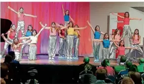  ?? FOTO: MR ?? Die Tanzgruppe „Sweetdance­r“des TV Köllerbach sorgte nicht nur für eine Showeinlag­e, die Mädchen gehörten auch zu den geehrten Püttlinger Nachwuchs-Sportlerin­nen und Sportlern.