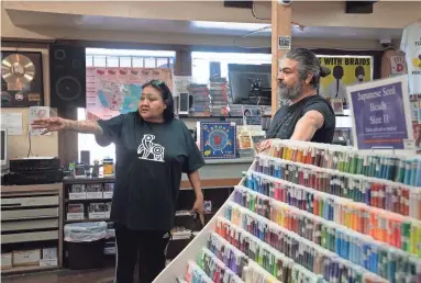  ?? MARK HENLE/THE REPUBLIC ?? Reva Stewart, left, talks with Eric Bracamonte at Drumbeat Indian Arts on Jan. 2 in Phoenix.