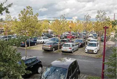  ?? Foto: Guy Jallay ?? Stets gut besucht ist der Parkplatz bei der Zughaltest­elle nahe Niederkers­chen und Sassenheim. Während der Umbauarbei­ten werden sich die Nutzer aber nach einer Alternativ­e umsehen müssen.