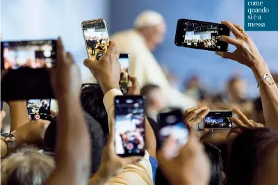  ??  ?? Foto ricordo
Scatti con gli smartphone alla messa di papa Francesco al Palexpo di Ginevra, il 21 giugno 2018. (Jean-christophe Bott/epa)