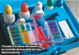  ??  ?? Trousse d’analyse nécessaire au contrôle de la qualité de l’eau dans la piscine.