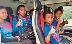  ??  ?? PELAJAR Orang Asli yang terkandas dibawa keluar menggunaka­n helikopter Unit Udara JBPM.