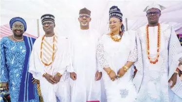  ?? ?? L-R: Deputy governor, Ogun State, Noimat Salako-Oyedele; newly coronated Otunba Gbeluniyi of llaro, Chief Kashim Akor; Ogun State Governor Oladapo Abiodun; Yeye Gbeluniyi of llaro, Chief Maryam Kashim Akor; with Olu of Ilaro, Kabiyesi Alayeluwa Oba Kehinde Gbadewole Olugbenle (Asade Agunloye IV) shortly after the coronation/ and closing ceremony of Oroona festival held in Ilaro township stadium in Ogun State on Sunday.