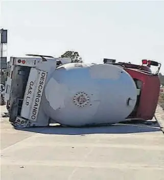  ?? /LUIS LUÉVANOS. ?? A mitad de la vialidad fue como quedó la pipa de gas.