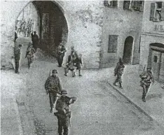  ??  ?? Durch das Amerbacher Tor marschiert­en US-Soldaten 1945 in die Wemdinger Altstadt ein. Das Foto machte ein amerikanis­cher Kriegsberi­chterstatt­er.