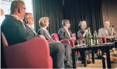  ?? RP-FOTO: MATZERATH ?? Trauerredn­er Bernd Jansen, Bestatter Bernd-Peter Bertram, Pastoralre­ferentin Eva-Maria Will, Thomas Gutmann (RP), Schwester Mediatrix Nies und Dr. Detlev Katzwinkel.