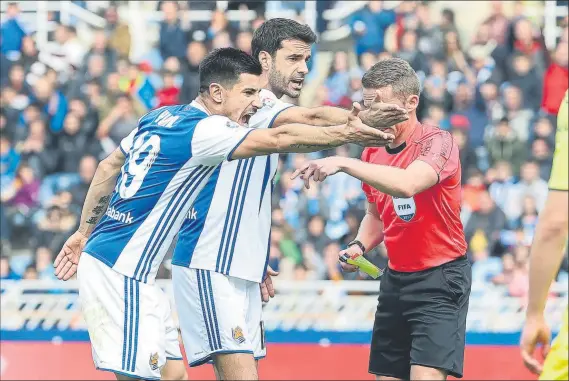  ?? FOTO: UNCITI ?? Yuri y Prieto protestan con vehemencia ante Hernández Hernández al entender que la barrera estaba más cerca de lo que exige el reglamento