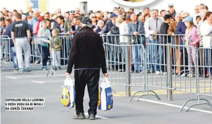  ??  ?? Zaposleni delili ljudima u redu vodu da Bi mogli da izdrže čekanje