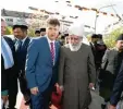  ?? Foto: Silvio Wyszengrad ?? Kalif Hadhrat Mirza Masroor Ahmad mit dem Augsburger Bürgermeis­ter Stefan Kiefer vor der neuen Moschee im Stadt teil Oberhausen.