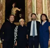  ??  ?? Davanti a Davide con la testa di Golia Da sinistra: Pietro Beccari, Silvia Venturini Fendi, Dario Franceschi­ni e Anna Coliva