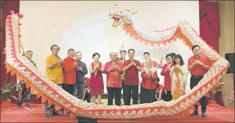  ?? ?? Jaul (fifth left) and Hii, on his left, join other distinguis­hed guests in a photo-call with the dragon dancers on stage.