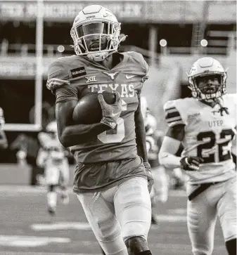  ?? Ricardo B. Brazziell / Austin American-Statesman ?? UT offensive coordinato­r Mike Yurcich called Josh Moore’s number on the first play from scrimmage in the 59-3 home win over UTEP on Sept. 12 — this 78-yard touchdown reception.