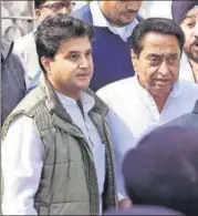  ?? BURHAAN KINU/HT ?? Congress’ Jyotiradit­ya Scindia and Kamal Nath address the media after meeting the governor, in Bhopal on Wednesday.