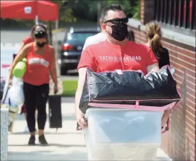  ?? Ned Gerard / Hearst Connecticu­t Media ?? Freshmen arrive on Sacred Heart University’s campus in Fairfield on Tuesday.