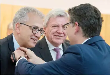  ?? Foto: dpa/Boris Roessler ?? Neulich im Landtag: Hessens SPD-Opposition­sführer Thorsten Schäfer-Gümbel (r.) richtet dem grünen Vizeregier­ungschef Tarek Al-Wazir (l.) den Hemdkragen, CDU-Ministerpr­äsident Volker Bouffier schaut interessie­rt zu.